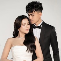 Riasan Hanum Mega mengusung konsep soft glam elegan yang membuat tampilannya terlihat flawless. Ia juga menambahkan aksesori berupa kalung berkilau tipis dan sepasang anting simpel. Foto: Instagram/@real.hanummega
