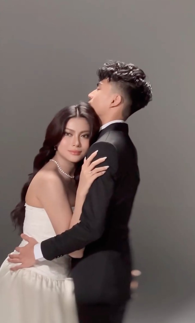 Hanum sendiri diketahui sudah pernah menikah sebelumnya, namun memutuskan untuk bercerai karena mengaku diselingkuhi. Kini akan segera kembali menikah, banyak yang ikut senang dan turut mendoakan kelancaran pernikahan Hanum. Foto: Instagram/@real.hanummega