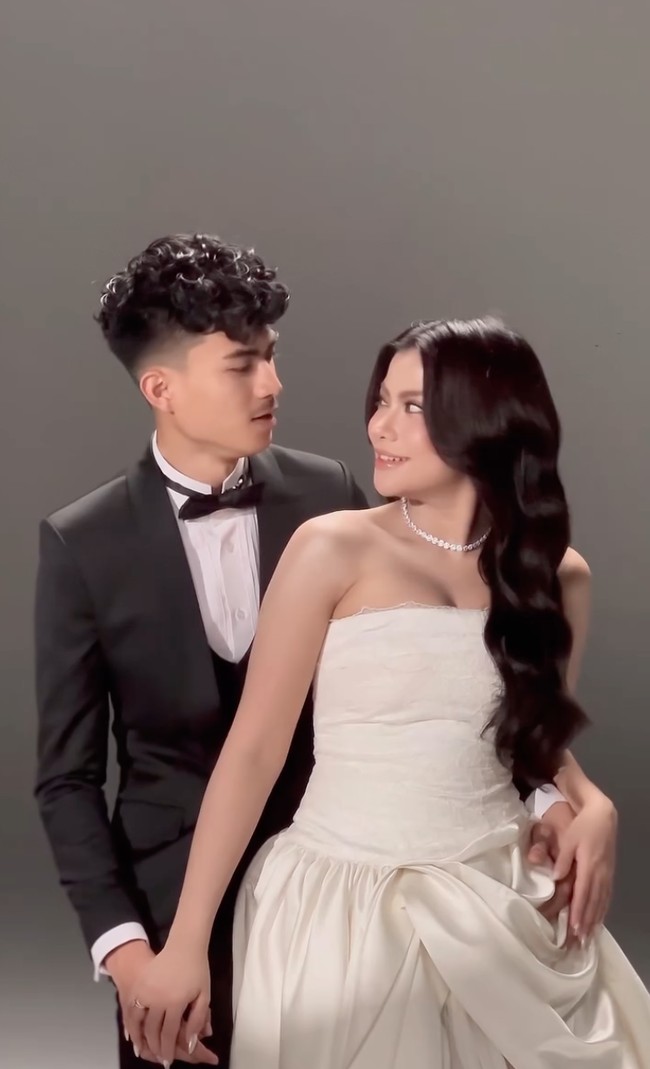 Hanum dan Rafly tampil serasi dalam busana bergaya klasik yang elegan. Hanum memilih gaun warna putih ivory, sementara Rafly tampil rapi dengan tuxedo hitam klasik, lengkap dengan bow tie. Foto: Instagram/@real.hanummega