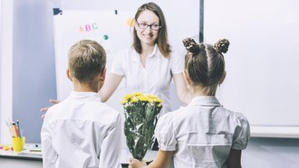 10 Ide Hadiah untuk Guru TK dan SD 2025, Simpel tapi Berkesan Penuh Makna