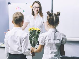 15 Rekomendasi Buket Hari Guru Unik, Simpel, dan Murah tapi Berkesan