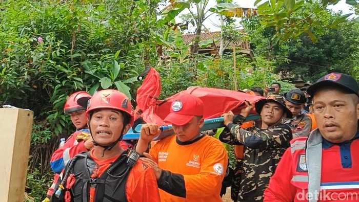 im SAR gabungan mengevakuasi jasad korban bencana tanah longsor di Desa Cibeunying, Kecamatan Majenang, Kabupaten Cilacap, Jumat (14/11/2025).