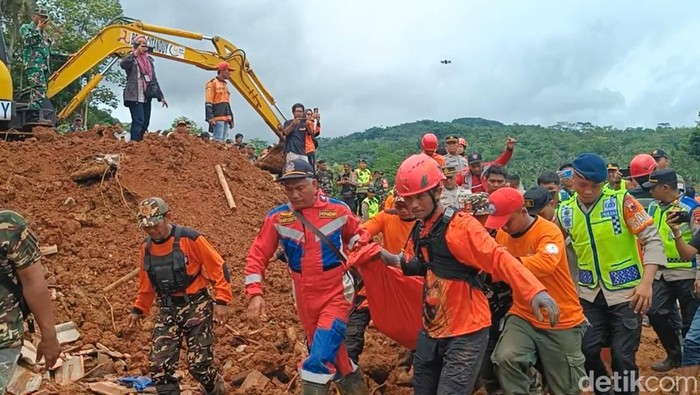 im SAR gabungan mengevakuasi jasad korban bencana tanah longsor di Desa Cibeunying, Kecamatan Majenang, Kabupaten Cilacap, Jumat (14/11/2025).