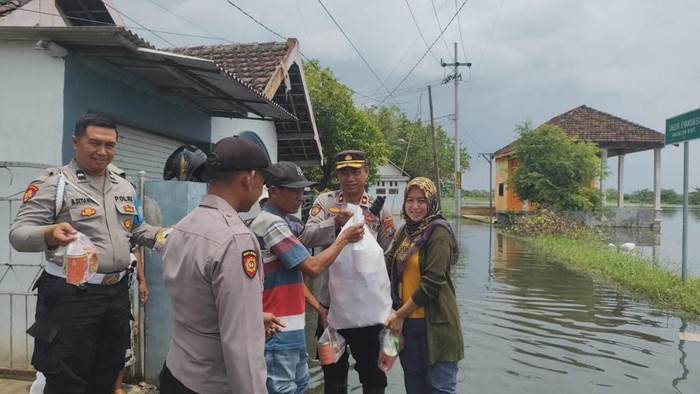 Jajaran Polsek Beji bersama Pemerintah Desa setempat menyalurkan bantuan untuk warga terdampak banjir.