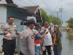 Polisi Salurkan Bantuan untuk Ratusan Korban Banjir di Beji Pasuruan