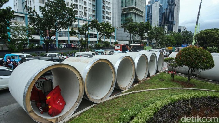 Pekerja tampak mengukur ruas Jalan D.I Panjaitan, Jakarta, Jumat (14/11/2025).
 Dinas SDA DKI Jakarta melalui Sudin SDA Jakarta Timur mengerjakan pembangunan Saluran Jacking dan Crossing di ruas jalan tersebut.