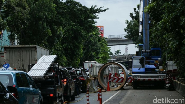 Pekerja tampak mengukur ruas Jalan D.I Panjaitan, Jakarta, Jumat (14/11/2025).
 Dinas SDA DKI Jakarta melalui Sudin SDA Jakarta Timur mengerjakan pembangunan Saluran Jacking dan Crossing di ruas jalan tersebut.