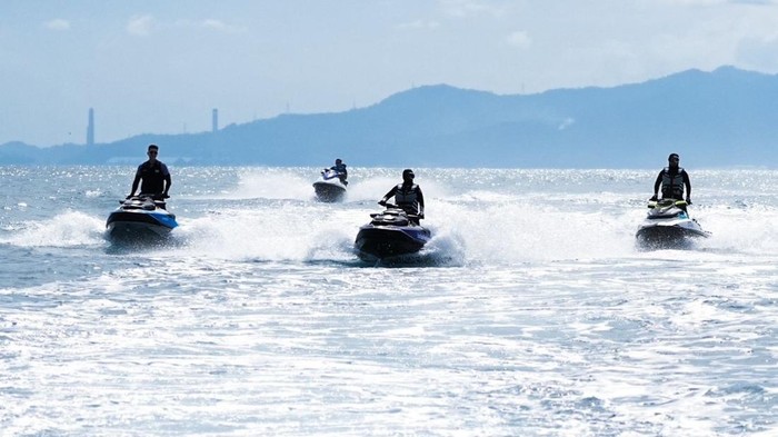 Aksi utusan Khusus Presiden (UKP) Bidang Pariwisata, Zita Anjani mengendarai Jetsky