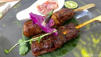 Sementara sajian wagyu lainnya dibuat oleh Chef Reiyan Trisandra, selaku Corporate Executive Chef dari Hutan Kota By Plataran. Ia menyuguhkan Sate Rembiga khas Lombok menggunakan wagyu dengan sambal matah. Foto: Yenny Mustika Sari/detikcom