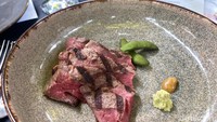 Di menu selanjutnya ada Yakimono, disajikan istimewa dengan wagyu yang lumer di mulut. Terdapat dua menu, yaitu wagyu panggang yang penyajiannya menggunakan garam, shoyu, dan saus wasabi. Rasanya istimewa! Foto: Yenny Mustika Sari/detikcom