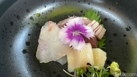Sashimi dihidangkan sebagai menu pembuka. Terdiri atas pilihan seafood segar, seperti ikan buri, kerang kampak, dan ikan kakap laut. Tampak segar dan dibuat secara autentik oleh chef Kurisu. Untuk bahan halal yang digunakan ada pada shoyu-nya. Foto: Yenny Mustika Sari/detikcom
