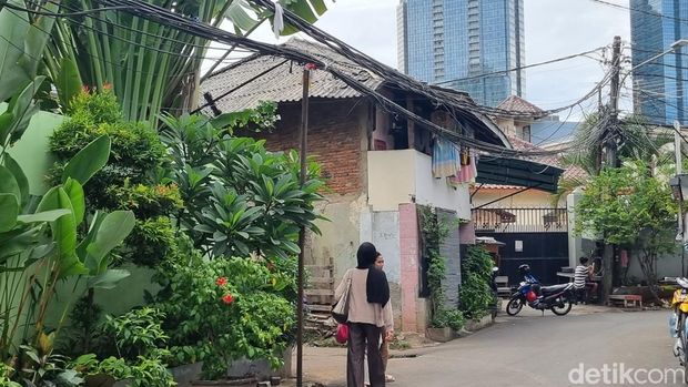 Kabel menjuntai di Setiabudi Jaksel diperbaiki. (Taufiq/detikcom)