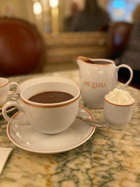 Jejak Coco Chanel di Secangkir Coklat Angelina Paris, Kafe Legendaris Favorit Turis