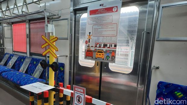 KAI mengakhiri pengoperasian 3 seri KRL, yaitu seri 7.000, seri 8.500, dan seri 203. Untuk mengenang ketiga KRL, KAI menghadirkan Mini Museum. (Rachma IS/detikcom)