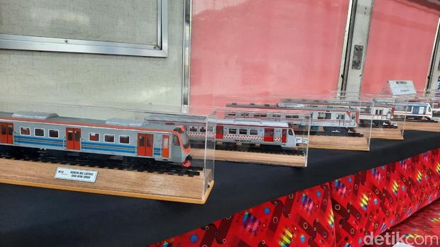 KAI mengakhiri pengoperasian 3 seri KRL, yaitu seri 7.000, seri 8.500, dan seri 203. Untuk mengenang ketiga KRL, KAI menghadirkan Mini Museum. (Rachma IS/detikcom)