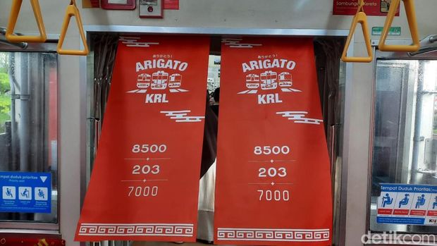 KAI mengakhiri pengoperasian 3 seri KRL, yaitu seri 7.000, seri 8.500, dan seri 203. Untuk mengenang ketiga KRL, KAI menghadirkan Mini Museum. (Rachma IS/detikcom)