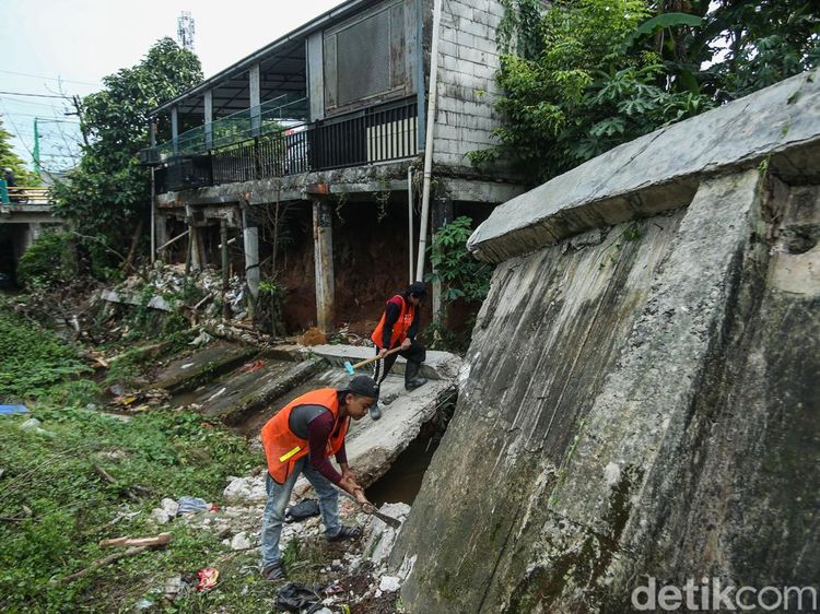 Kali Krukut Tertutup Material Longsor, Perbaikan Darurat Dikebut