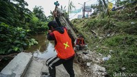 Pekerja menyelesaikan pembongkaran tanggul sisi kali Krukut, Depok, Jumat (14/11/2025).