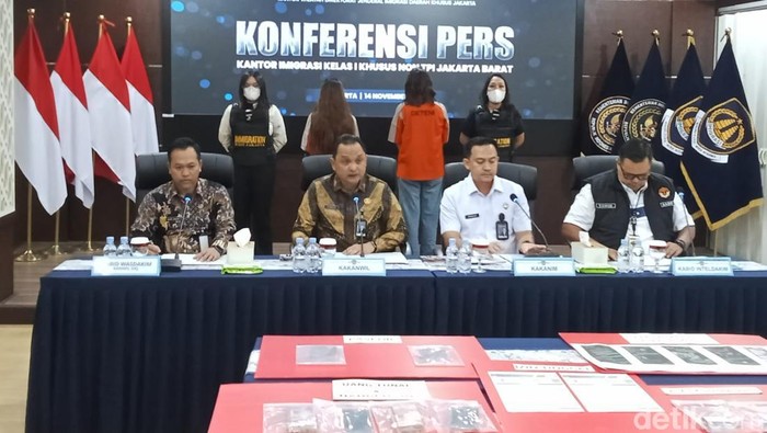 Kantor Imigrasi Kelas I Khusus Non-TPI Jakarta Barat menangkap dua warga negara Uzbekistan yang diduga terlibat praktik prostitusi online di Jakarta. (Taufiq/detikcom).