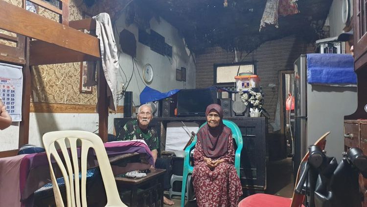 Melihat Kondisi Rumah Nenek yang Tidur Menadah Bocor di Menteng