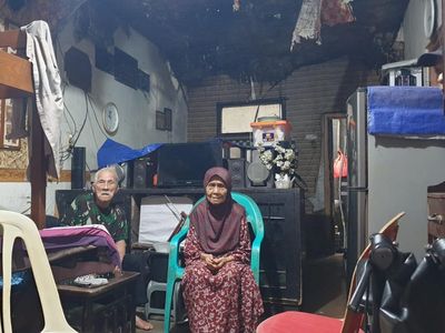 Melihat Kondisi Rumah Nenek yang Tidur Menadah Bocor di Menteng