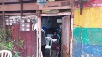 Selain itu, pasangan lansia Sapri (85) dan Rukmini (81) juga akan dibedah rumahnya. Rumah tersebut tak jauh lokasinya dari rumah Tatang. Bangunan rumah pasangan itu sudah usang dan banyak kerusakan. Foto: Danica Adhitiawarman/detikcom
