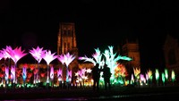 Pejalan kaki mengamati karya seni di luar Katedral Durham selama pameran dua tahunan Lumiere di Durham, Inggris. Foto: REUTERS/Lee Smith