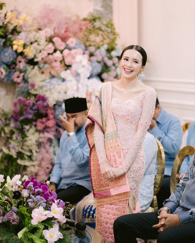 Dalam momen lamarannya, Beby Tsabina tampil memukau dengan kebaya bernuansa peach pastel kaya detail payet dan taburan kristal. Siluet kebaya modern membuat wanita 23 tahun ini tampak berkilau tanpa berlebihan. Dipadukan dengan kain songket bernuansa senada, styling Beby terasa klasik sekaligus romantis. Foto: Dok. Instagram/@bebytsabina