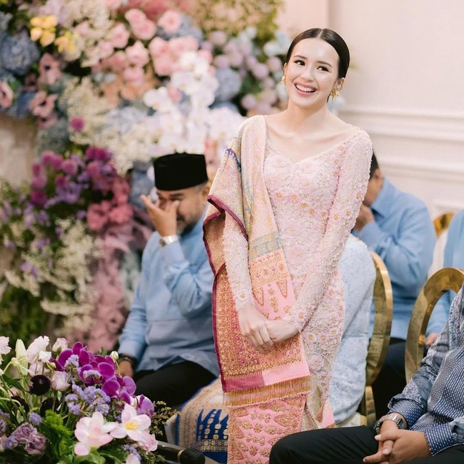 6 Inspirasi Kebaya Lamaran Artis Bernuansa Pastel