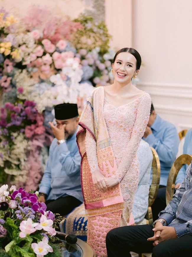 6 Inspirasi Kebaya Lamaran Artis Bernuansa Pastel