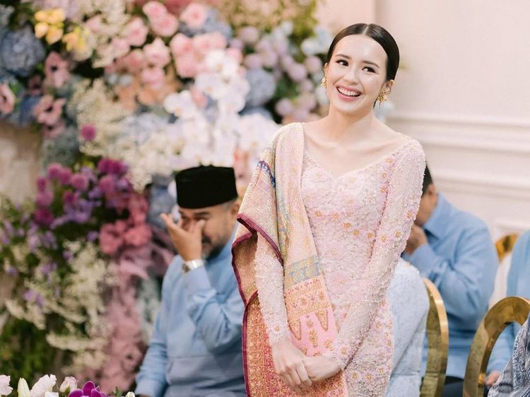 6 Inspirasi Kebaya Lamaran Artis Bernuansa Pastel