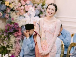 6 Inspirasi Kebaya Lamaran Artis Bernuansa Pastel