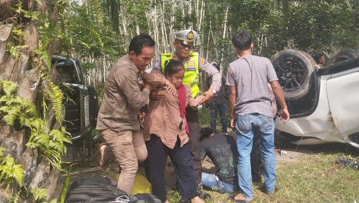 Petugas Lantas Polres Banyuasin evakuasi korban kecelakaan