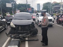 Mobil Nyangkut Tabrak Separator di Menteng, Lalin Arah Tugu Tani Tersendat