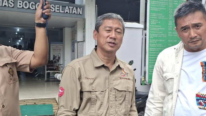 Kepala Dinas Pendidikan (Kadisdik) Kota Bogor Herry Karnadi (kedua dari kanan)-(Sholihin/detikcom)
