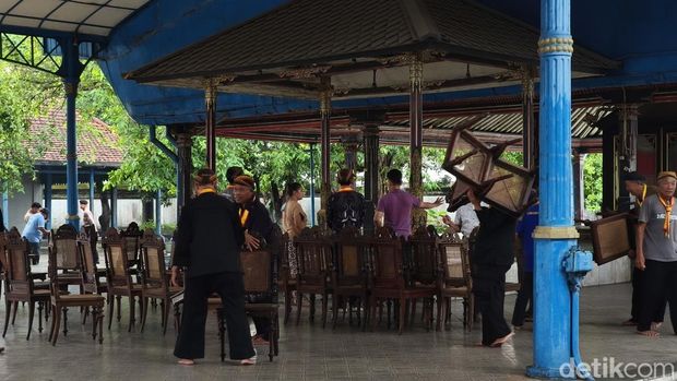 Keraton Solo Suasana Siti Hinggil Keraton Solo, jelang acara Jumeneng Nata Bhinayangkare, Jumat (14/11/2025)