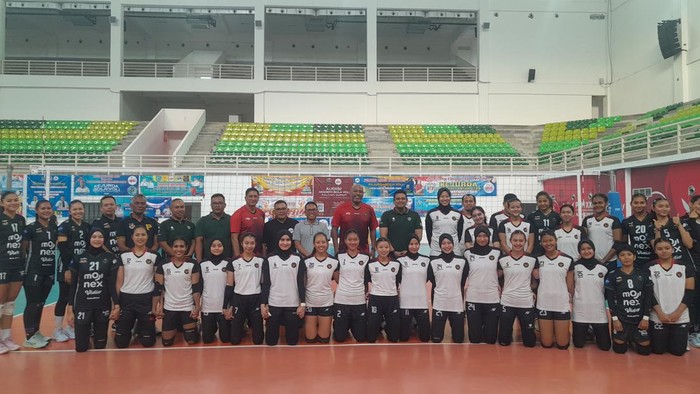 Keterangan foto: Gubsu Bobby Nasution berfoto dengan atlet Timnas voli putri untuk SEA Games 2025 di Thailand (Nizar Aldi/detikSumut)