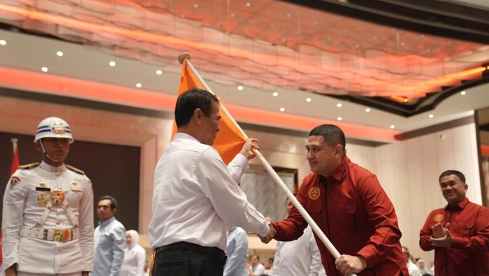 Ketua IKA Unhas Amran Sulaiman melantik Munafri Arifuddin sebagai Ketua IKA FH Unhas.