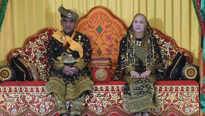 Ketua MPR Ahmad Muzani menerima gelar kebesaran adat Melayu Dato Seri Diwangsa Wira Perdana dari Kesultanan Riau.
