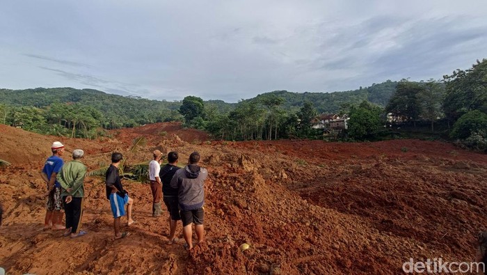 Kondisi tanah longsor yang menimbun sejumlah rumah warga di Desa Cibeunying, Kecamatan Majenang, Kabupaten Cilacap, Jumat (14/11/2025).