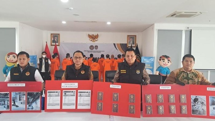 Kepala Kanwil Ditjen Imigrasi Daerah Khusus Jakarta Pamudji Raharja didampingi Kepala Kantor Imigrasi Jakarta Utara Rendra Mauliansyah serta Kasi Inteldakim Widya Anusa Brata menggelar jumpa pers pengungkapan kasus pelanggaran izin tinggal warga negara China di Jakarta, Jumat (14/11/2025). (ANTARA/Mario Sofia Nasution).
