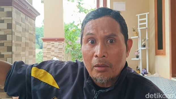 Yayung (62), warga Majenang Cilacap menceritakan momen anaknya selamat dari longsor, Jumat (14/11/2025).