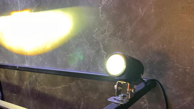 Lampu tembak jadi solusi buat touring malam hari