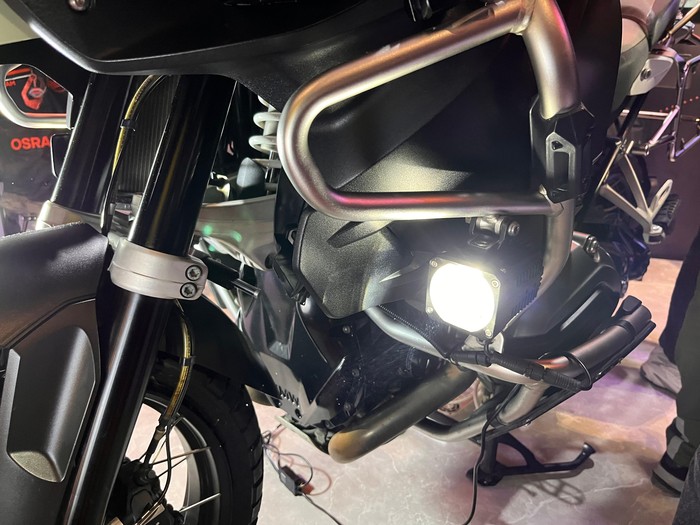 Lampu tembak jadi solusi buat touring malam hari