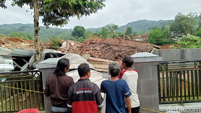 Penampakan dampak longsor di Cibeunyi Cilacap, Jumat (14/11/2025).