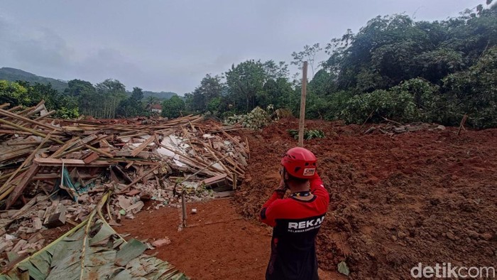 Penampakan bangunan ambruk imbas longsor Cilacap, Jumat (14/11/2025).