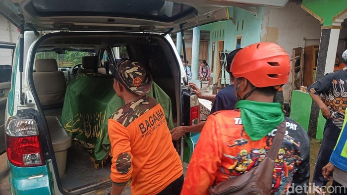 Jenazah Wahyuni, salah satu korban tanah longsor saat akan dimakamkan di TPU Tarukahan, Desa Cibeunying, Kecamatan Majenang, Kabupaten Cilacap, Jumat (14/11/2025) sore.