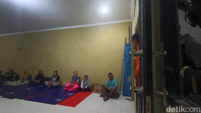 Kondisi pengungsian korban terdampak tanah longsor di posko Balai Desa Cibeunying, Kecamatan Majenang, Kabupaten Cilacap, Jumat (14/11/2025).