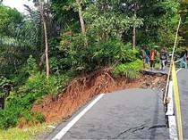 Akses Jalan Raya Cipasung-Subang Terganggu gegara Longsor di Kuningan