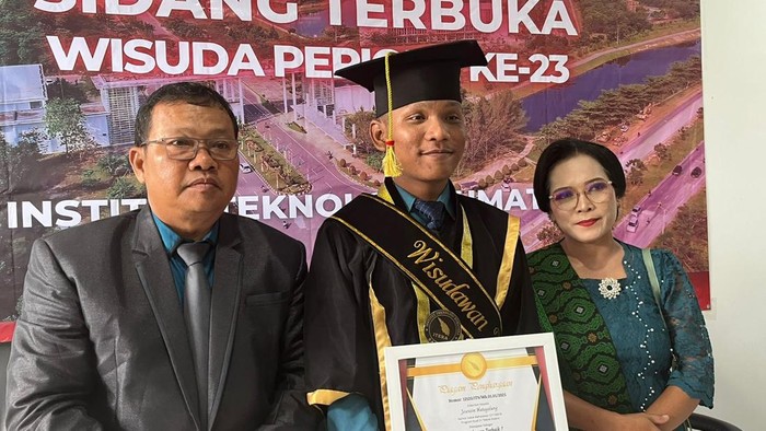Josevein Hutagalung anak tukang tambal ban menjadi lulusan Teknik Elektro terbaik di ITERA